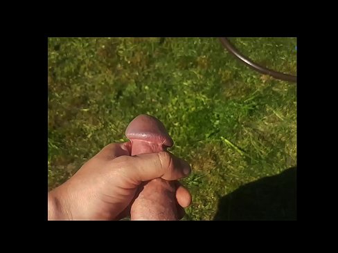 ❤️ Keçika germ di bexçeyek havînê de pisîka xwe ya pembe diqelişe û bi şuştinê dixe. Porno li me ku.nastypornpics-com.ru ❌️