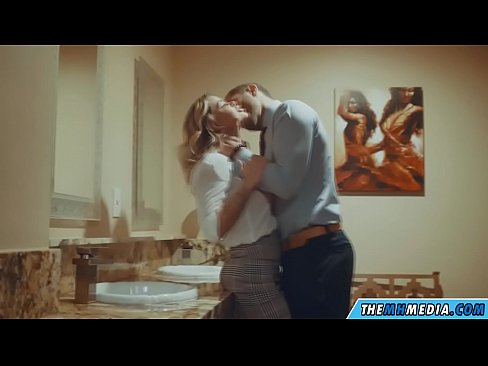 ❤️ Gava ku blondeyek busty we di nav hewşek gelemperî de dixapîne Porno li me ku.nastypornpics-com.ru ❌️